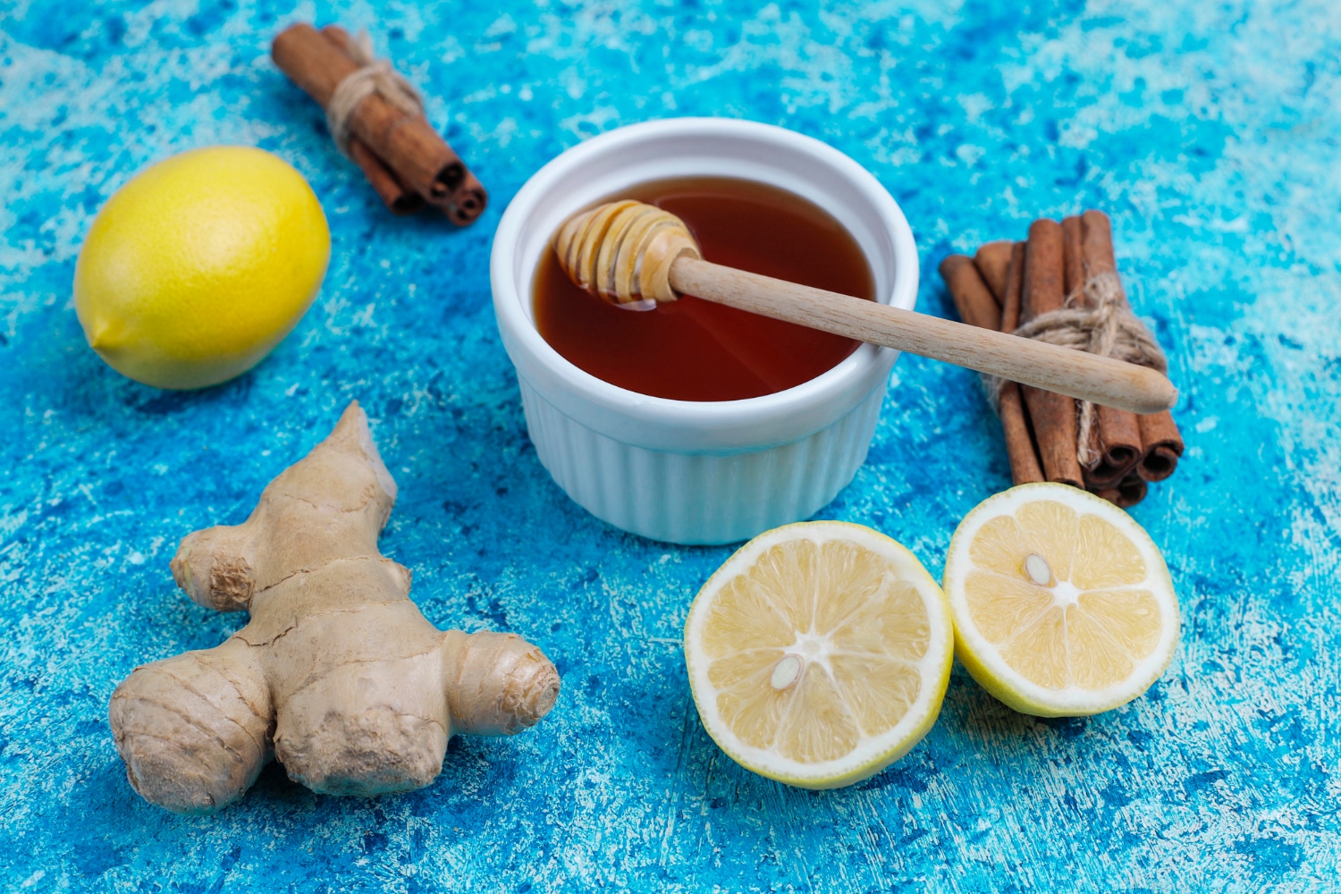 Ingrédients: gingembre frais, citron, bâtons de cannelle, miel, girofle séché pour une boisson vitaminée bienfaisante et immunisée