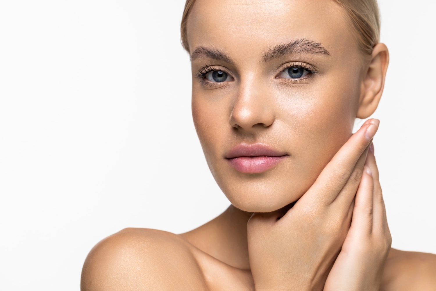 Une femme dans un spa avec un exfoliant pour le visage pour une peau fraîche et saine